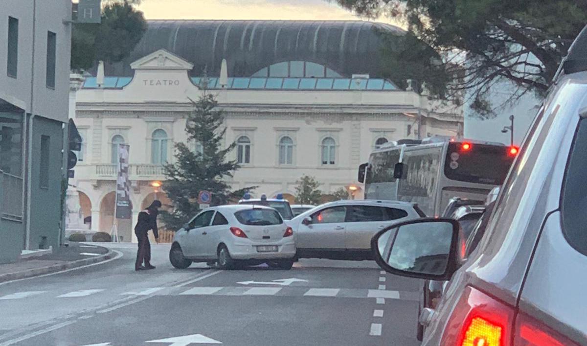 Copertina per Incidente in centro a Gradisca, traffico in tilt su viale Trieste